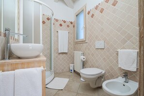 Dusche, Haartrockner, Handtücher