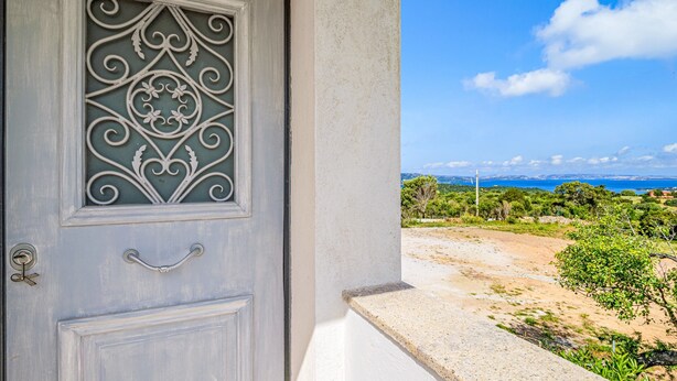 A door with decorative metalwork, a handle, and a keyhole. - Holiday Home 'Villa Fortuna Con Vista Mare' with Sea View, Wi-Fi and Air Conditioning (Baja Sardinia)