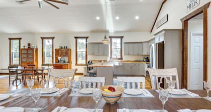 Near Ichetucknee Springs! Renovated Historic Home