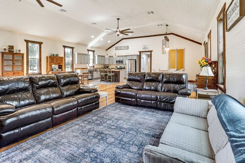 Near Ichetucknee Springs! Renovated Historic Home