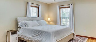 Near Ichetucknee Springs! Renovated Historic Home