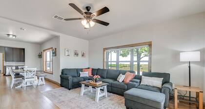 Rural Texas Retreat: Patio + Country Views!