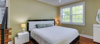 11 Acres & Balcony! Sleek Retreat in Americus