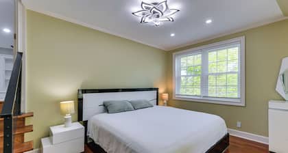 11 Acres & Balcony! Sleek Retreat in Americus