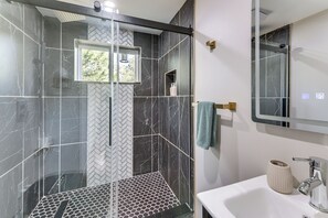 House (2 Bedrooms) | Interior - 11 Acres & Balcony! Sleek Retreat in Americus (Americus)