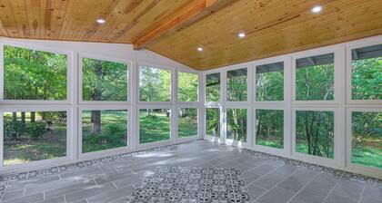 11 Acres & Balcony! Sleek Retreat in Americus