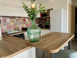 Een microgolfoven, een oven, een kookplaat, een vaatwasser