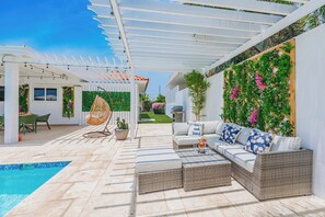 Outdoor dining - Boutique Villa w/ Private Pool Near Arashi Beach (Noord)