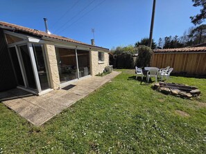 Outdoor dining - Vrbo Property (La Tremblade)