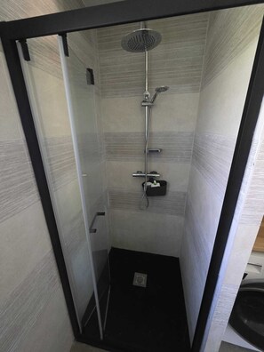Shower, hair dryer - Renovated house with garden in La Tremblade between beaches and tides. (La Tremblade)