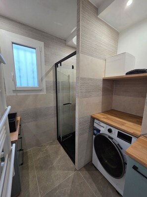 Bathroom - Vrbo Property (La Tremblade)