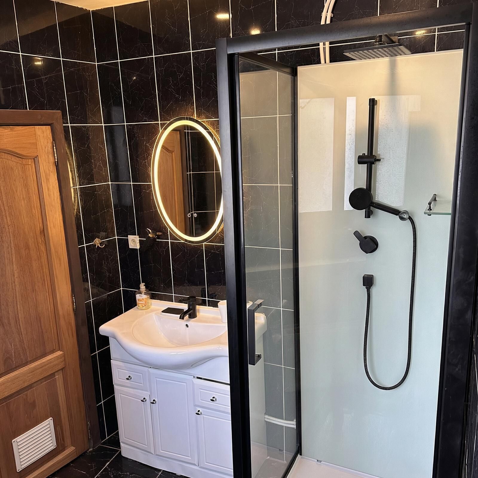 Een douche, een haardroger, handdoeken, zeep