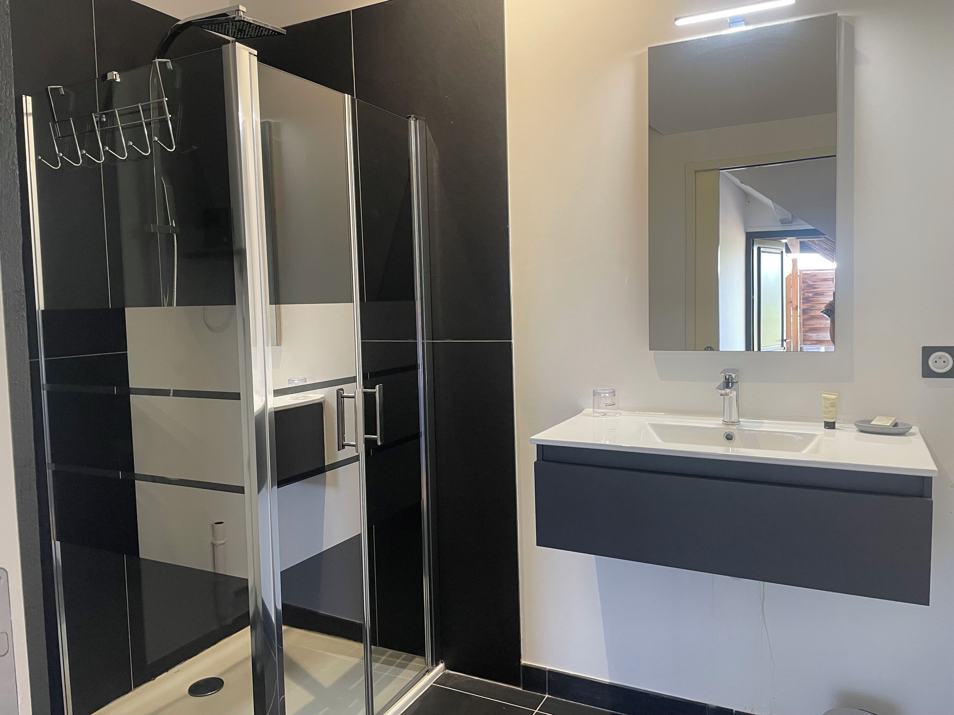 Appartement Deluxe, vue sur la ville | Salle de bain | Douche, séchoir à cheveux, serviettes fournies, savon