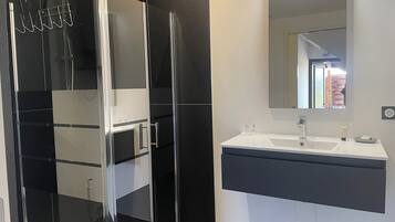 Appartement Deluxe, vue sur la ville | Salle de bain | Douche, séchoir à cheveux, serviettes fournies, savon