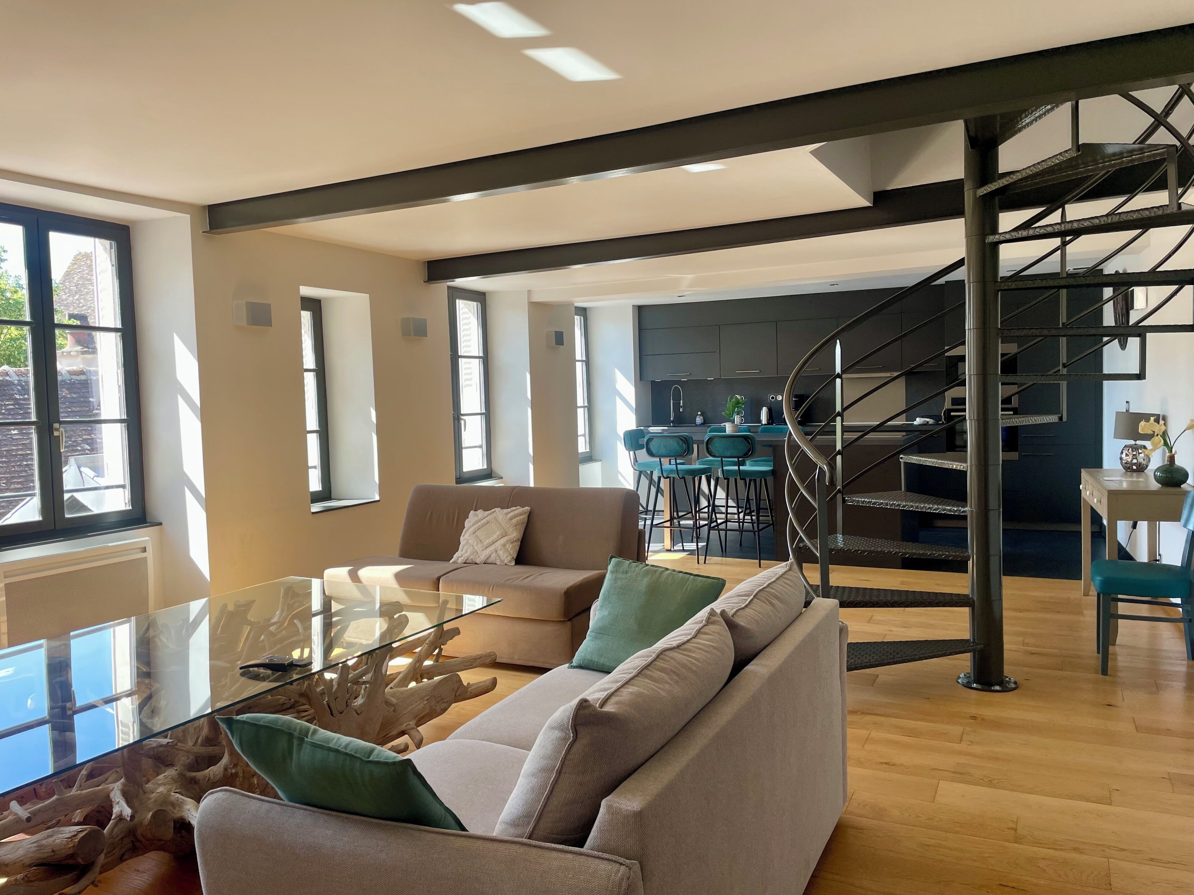 Deluxe Apartment, City View | Living area