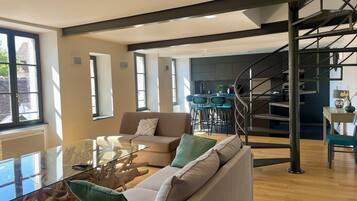 Deluxe Apartment, City View | Living area
