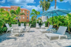 Outdoor dining - Vitamin Sea-New 2025 Coastal Luxury w/ Rooftop Deck, Elevator & Walk to Beach (indian Rocks Beach)