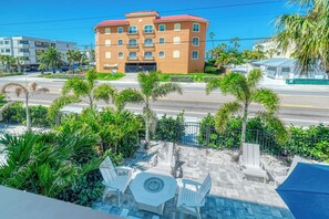 Outdoor dining - Vitamin Sea-New 2025 Coastal Luxury w/ Rooftop Deck, Elevator & Walk to Beach (indian Rocks Beach)