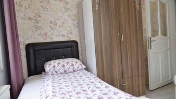 Family Room, Multiple Beds, Lake View