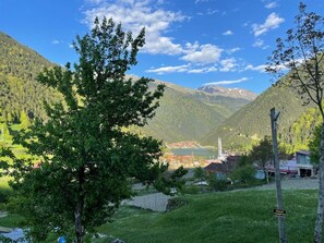 Familierom, flere senger, utsikt mot innsjø | Diverse