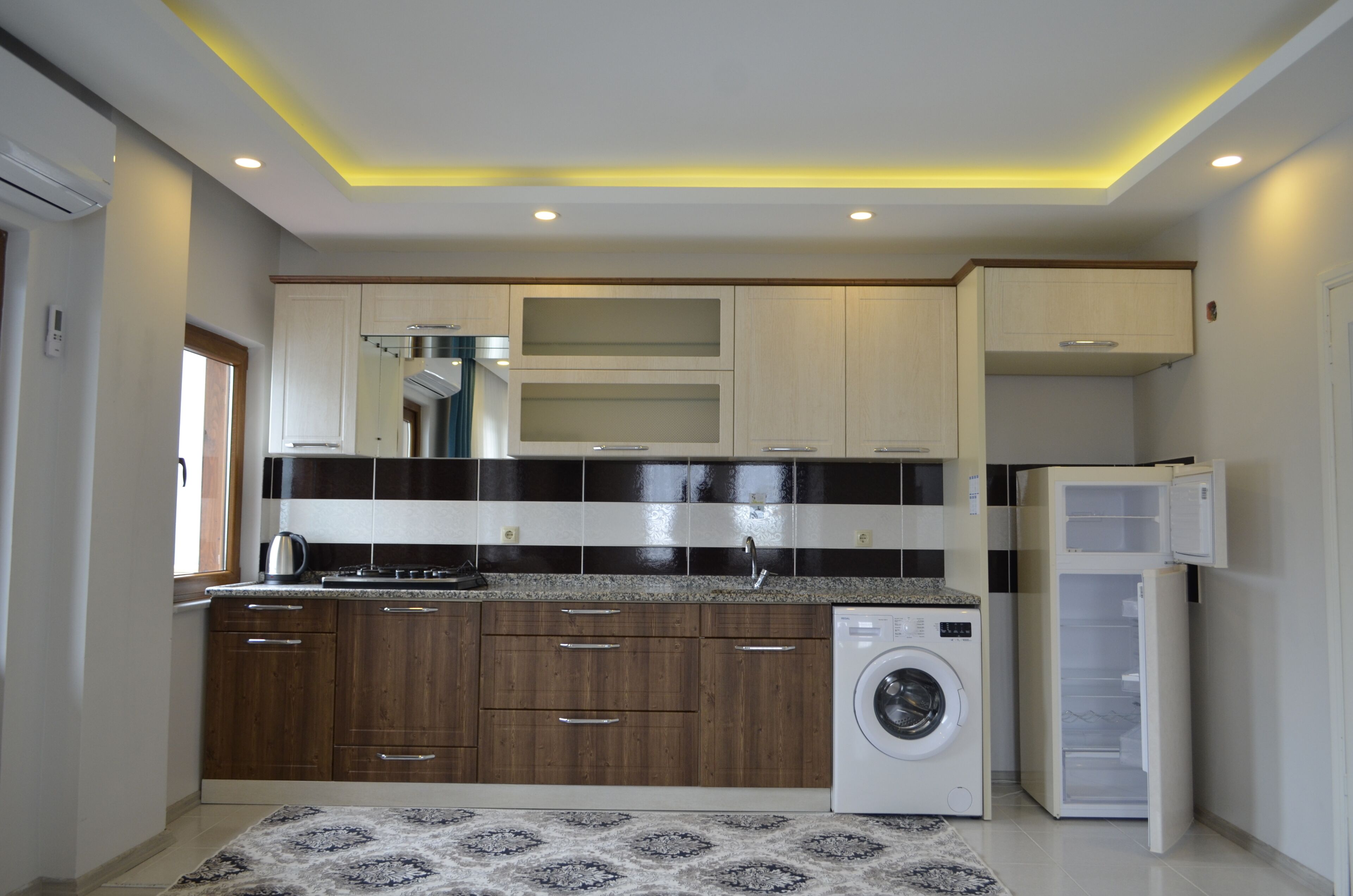 Quarto família, várias camas, vista para o lago | Cozinha privada | Geladeira, cooktop, talheres/pratos/utensílios de cozinha