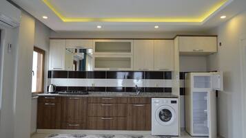 Quarto família, várias camas, vista para o lago | Cozinha privada | Geladeira, cooktop, talheres/pratos/utensílios de cozinha