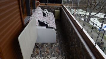 Family Room, Multiple Beds, Lake View | Property grounds