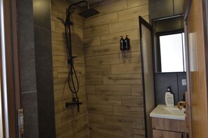 Family Room, Multiple Beds, Lake View | Bathroom