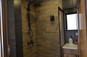 Family Oda, Birden Çok Yatak, Göl Manzaralı | Banyo | Duş, saç kurutma makinesi, terlik, havlu