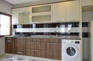 Familienzimmer, Mehrere Betten, Seeblick | Eigene Küche | Kühlschrank, Herdplatte, Kochgeschirr/Geschirr/Besteck