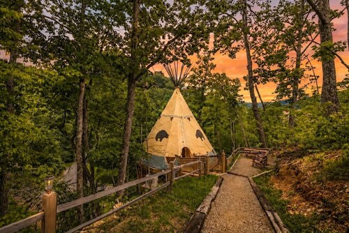 Glamping | Cozy Smoky Stay | Sleeps 4 - Cub House