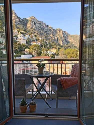 Charming Apartment with Balcony & Mountain Views in Beaulieu-sur-Mer