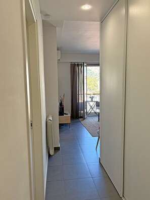 Interior - Charming Apartment with Balcony & Mountain Views in Beaulieu-sur-Mer (Beaulieu-sur-Mer)