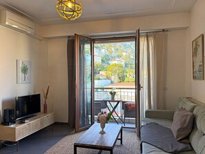 TV - Charming Apartment with Balcony & Mountain Views in Beaulieu-sur-Mer (Beaulieu-sur-Mer)