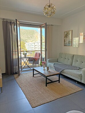TV - Charming Apartment with Balcony & Mountain Views in Beaulieu-sur-Mer (Beaulieu-sur-Mer)