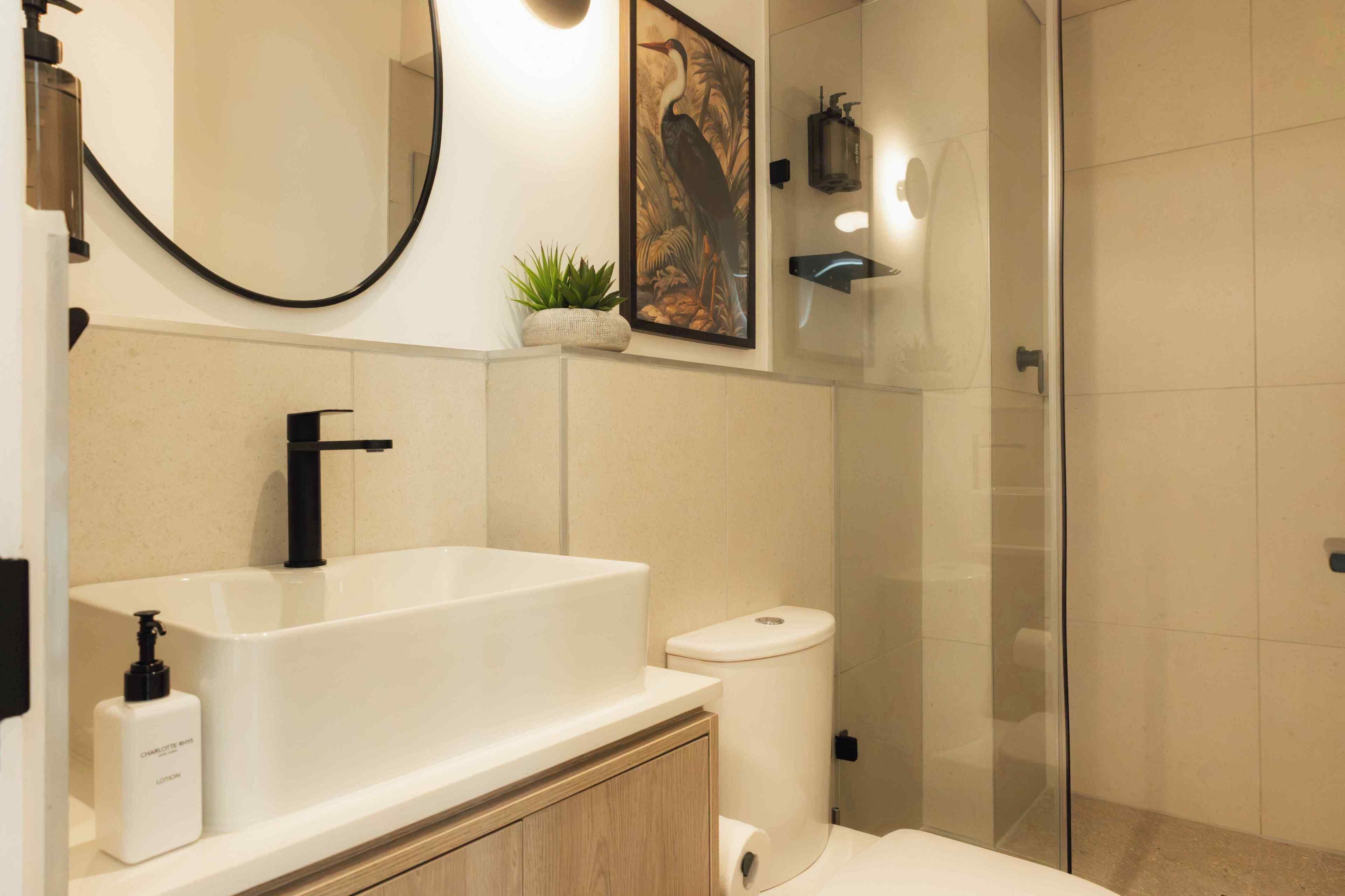 Ein modernes Badezimmer mit einer freistehenden Badewanne, einer Toilette und einer Duschkabine aus Glas.