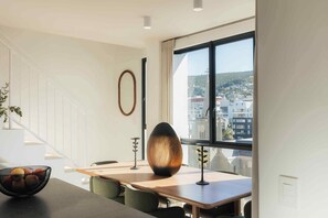 Leilighet – deluxe | Oppholdsområde | En 50-tommers TV med digitale kanaler