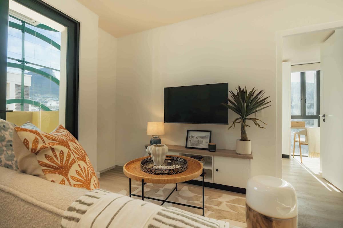 One-Bedroom Apartment | Vardagsrum | 50-tums tv med digitalkanaler