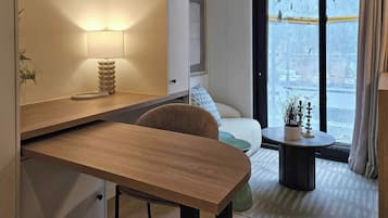 Compact Studio | Área de estar | TV 50 polegadas com canais digitais