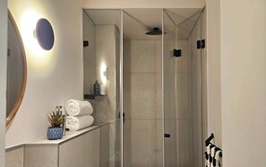 Compact Studio | Kylpyhuone | Hiustenkuivaaja, pyyhkeet, saippua, sampoo