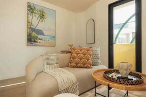 One-Bedroom Apartment | Oleskelualue | 50–tuumainen televisio, jossa digitaalikanavat