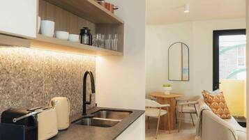 One-Bedroom Apartment | Coffres-forts dans les chambres, bureau