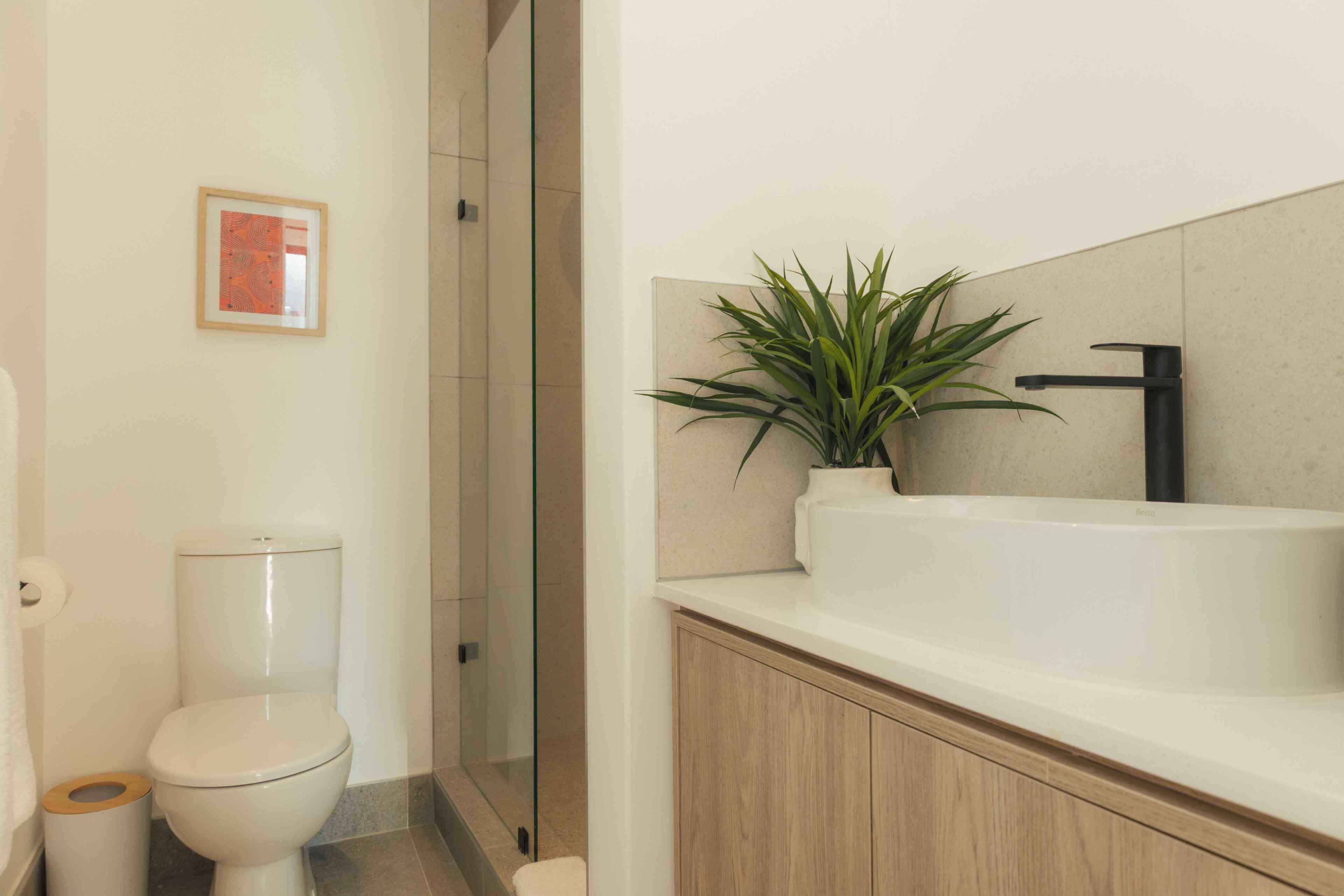 Ein Badezimmer mit Toilette, Waschbecken und Dusche.