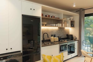 Luxury Apartment | Private kitchen | Coffee/tea maker, oven, electric kettle, coffee grinder - TEN on V - Fluent Serviced Apartments (Cape Town)