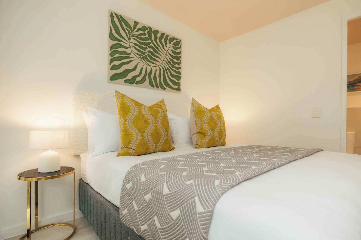 Luxury Apartment | In-room safe, desk, laptop workspace, free WiFi