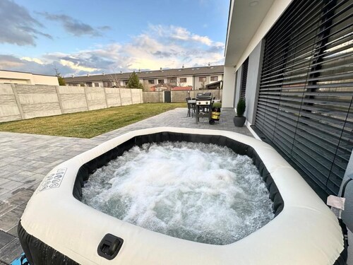 AC family house with garden and jacuzzi, Dunajská Lužná 9A