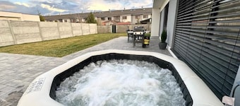 AC family house with garden and jacuzzi, Dunajská Lužná 9A