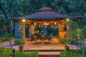 Outdoor dining - ELIVAAS Aravalli Reserve The Bliss Villa (Faridabad)