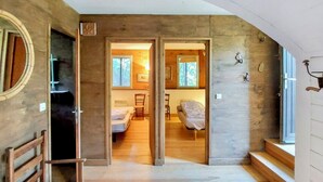 Habitació amb llit, cadira i escriptori, i vistes a l'exterior per la finestra.