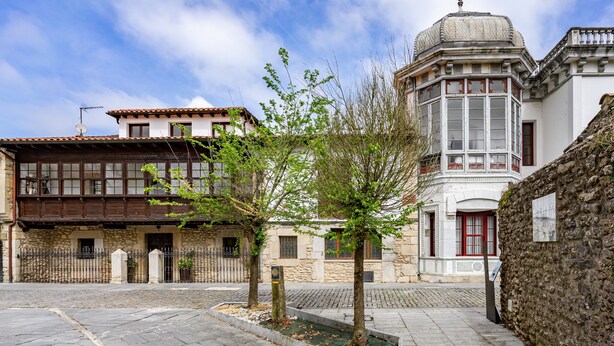 A historic building with a courtyard, stone walls, and traditional architecture. - Isla de Cuba 2K Apartment – Colombres (Colombres)